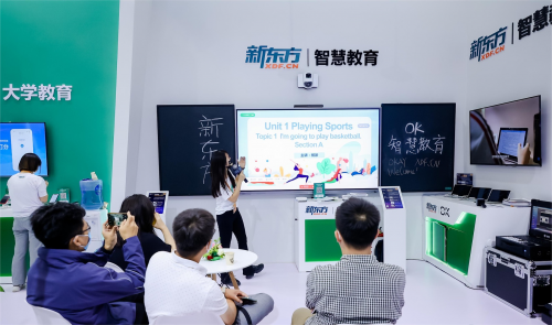 现场连线利川市思源实验学校,观众驻足观看