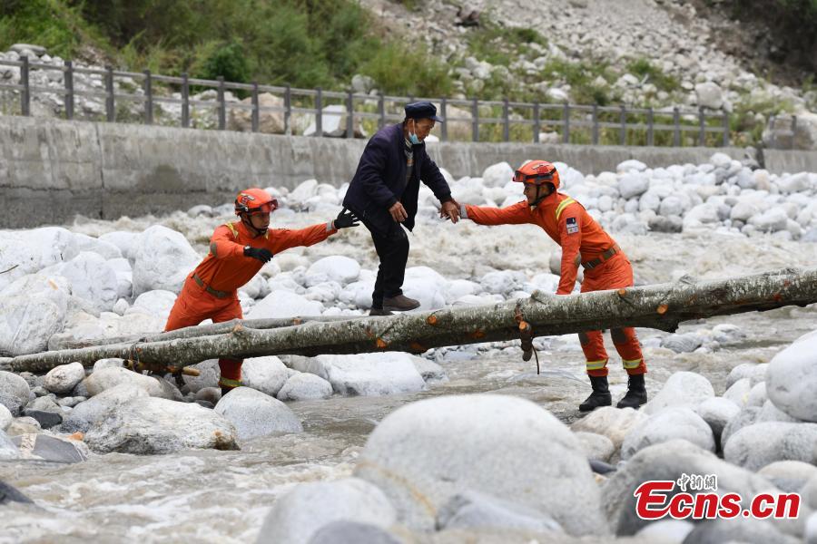 <p>Rescuers transfer an injured villager at Moxi town of Luding county in Ganzi Tibetan autonomous prefecture, southwest China's Sichuan Province, Sept. 6, 2022. (Photo: China News Service/Zhang Lang)

</p>