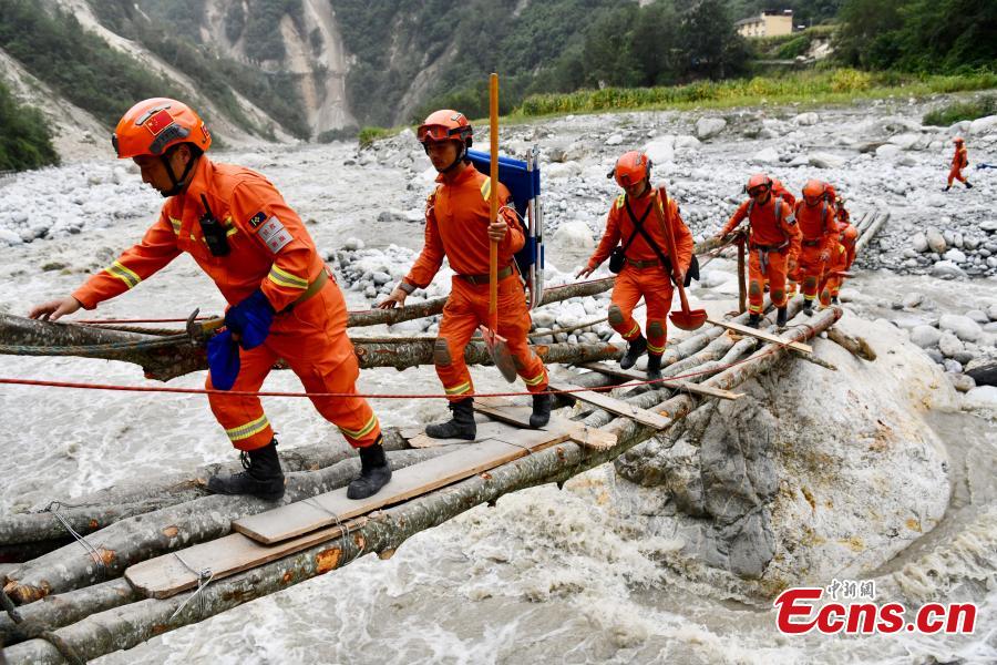 <p>Rescuers transfer villagers at Moxi town of Luding county in Ganzi Tibetan autonomous prefecture, southwest China's Sichuan Province after a 6.8-magnitude earthquake jolted Luding county, Sept. 6, 2022. (Photo: China News Service/Zhang Lang)</p>