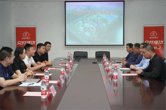 仪式现场,双方代表签字