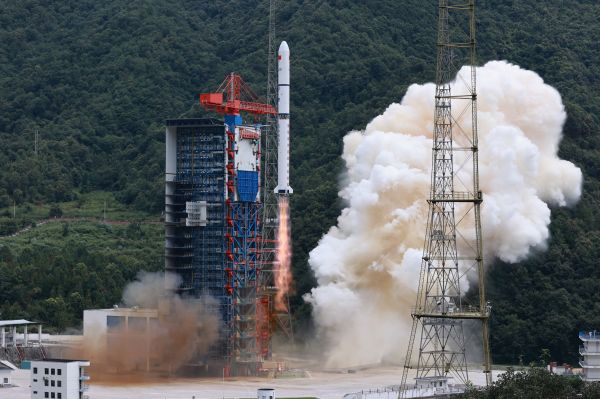 9月6日12时19分,我国在西昌卫星发射中心使用长征二号丁运载火箭,成功将遥感三十五号05组卫星发射升空。(新华社发)