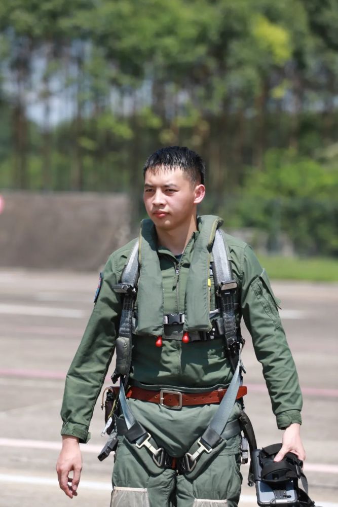 空军飞行员换发21式飞行服,颜值和战斗力都高到爆表|飞行员_新浪财经