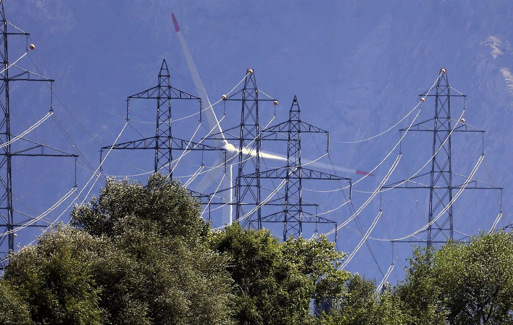 受欧洲能源危机影响，瑞士今冬电力供应告急。图为 瑞士瓦莱州的电塔和高压电缆。（资料图）