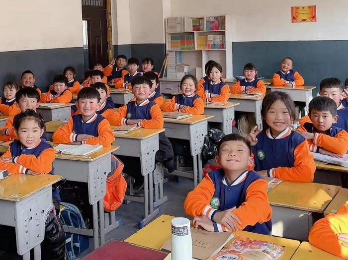 (2021年12月,陆集乡中心小学的孩子们穿上了好润环保用奔驰金融和国寿股权筹集的塑料瓶制作的环保校服)