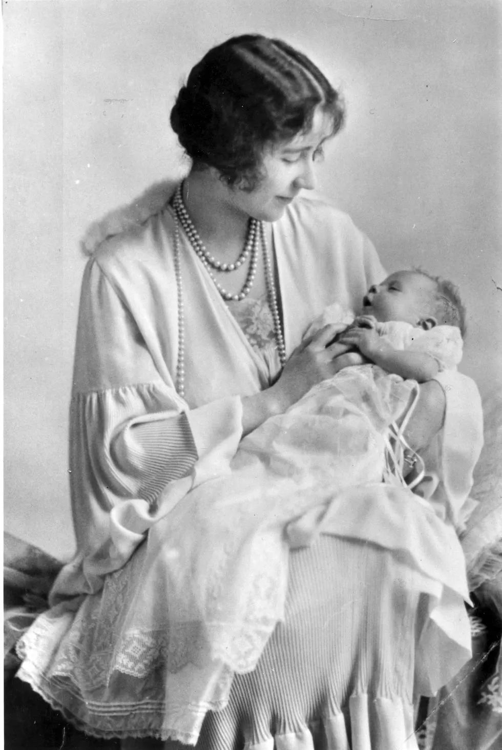  ·出生不久的伊丽莎白被母亲抱在怀中。