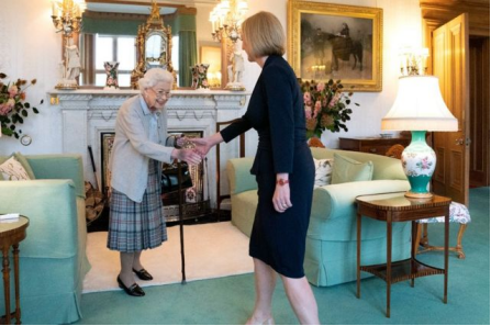 【蜗牛棋牌】英媒盘点：英国女王伊丽莎白二世在位70年的15位首相