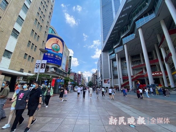 图说:中秋小长假首日,南京路步行街上市民游客络绎不绝