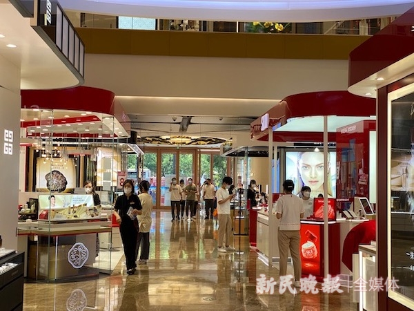 图说:8月,新世界城化妆品销售额上升15%