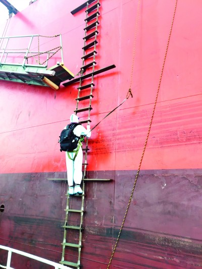 馬元鵬在攀爬船舶。資料照片