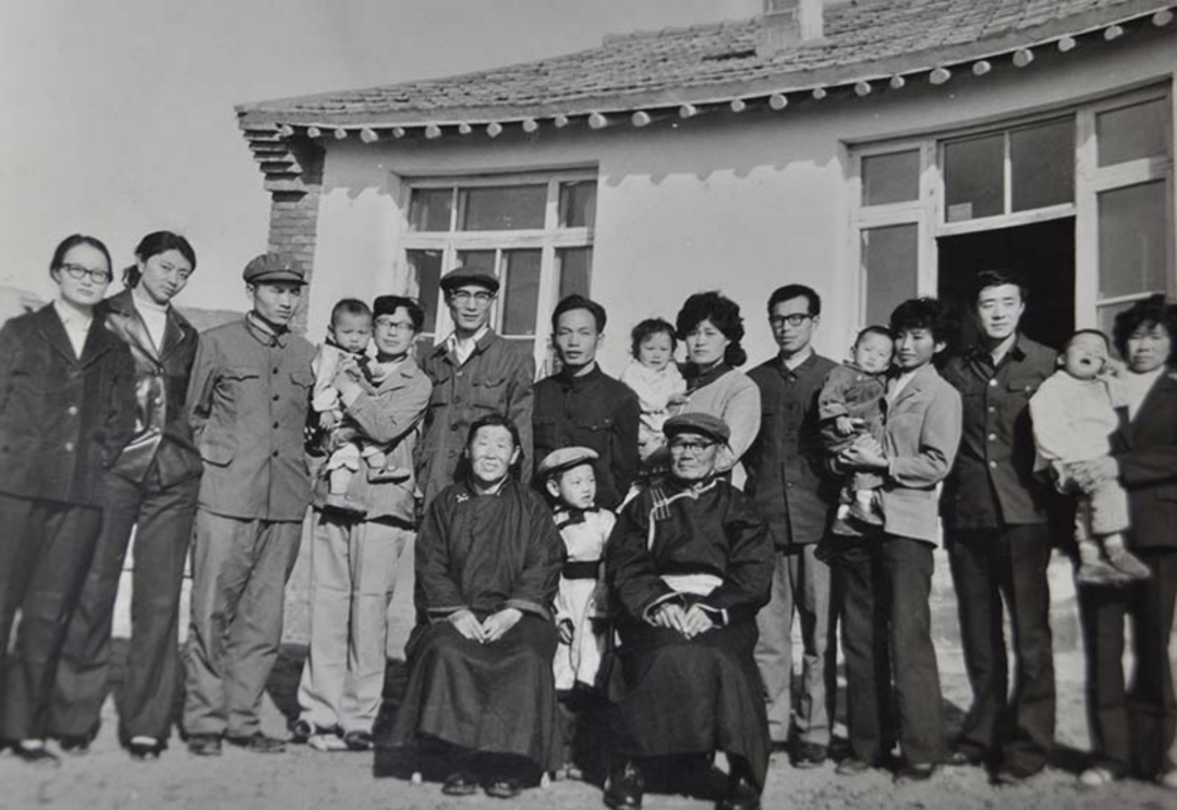 ·張鳳仙夫婦和她收養的6個孩子及家人的全家福。(新華社資料圖片)