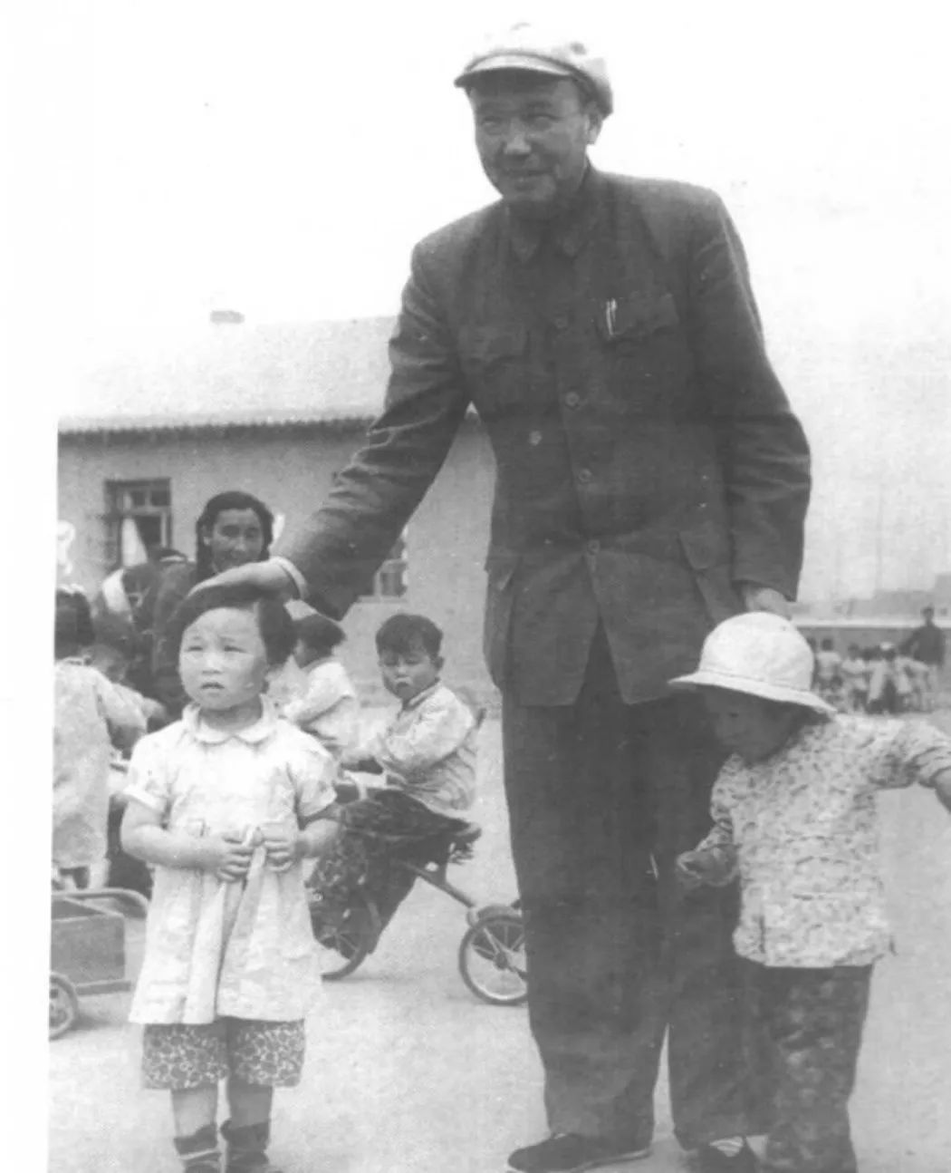 ·1961年,烏蘭夫看望在錫林浩特幼兒園的上海孤兒。