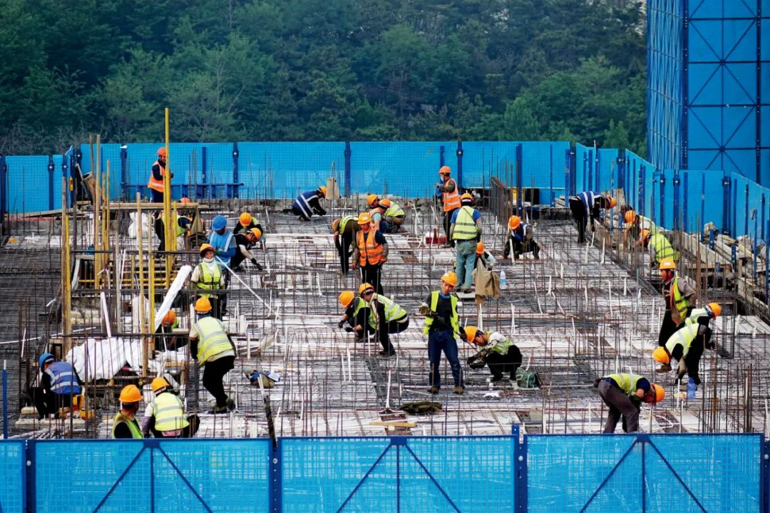 经济下行、减税降费政策、PPI趋降、房地产遇冷等多因素交织,导致2022年前7个月累计财政收入和税收收入下行压力较大。图/IC