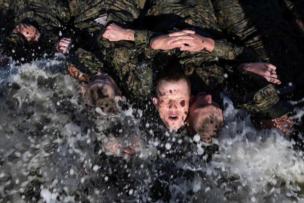 ·参与海豹突击队选拔课程的学员在训练。