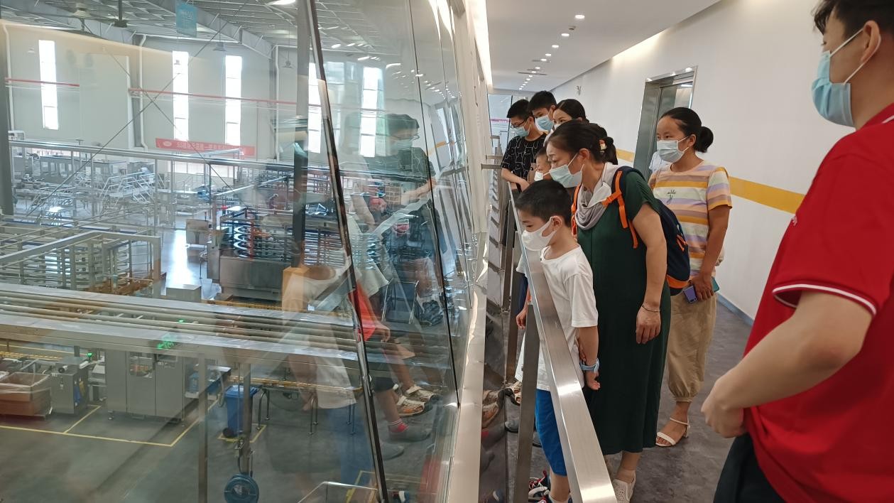 (配图:孩子们参观维他奶世界级工厂,了解从大豆到豆奶的生产过程)