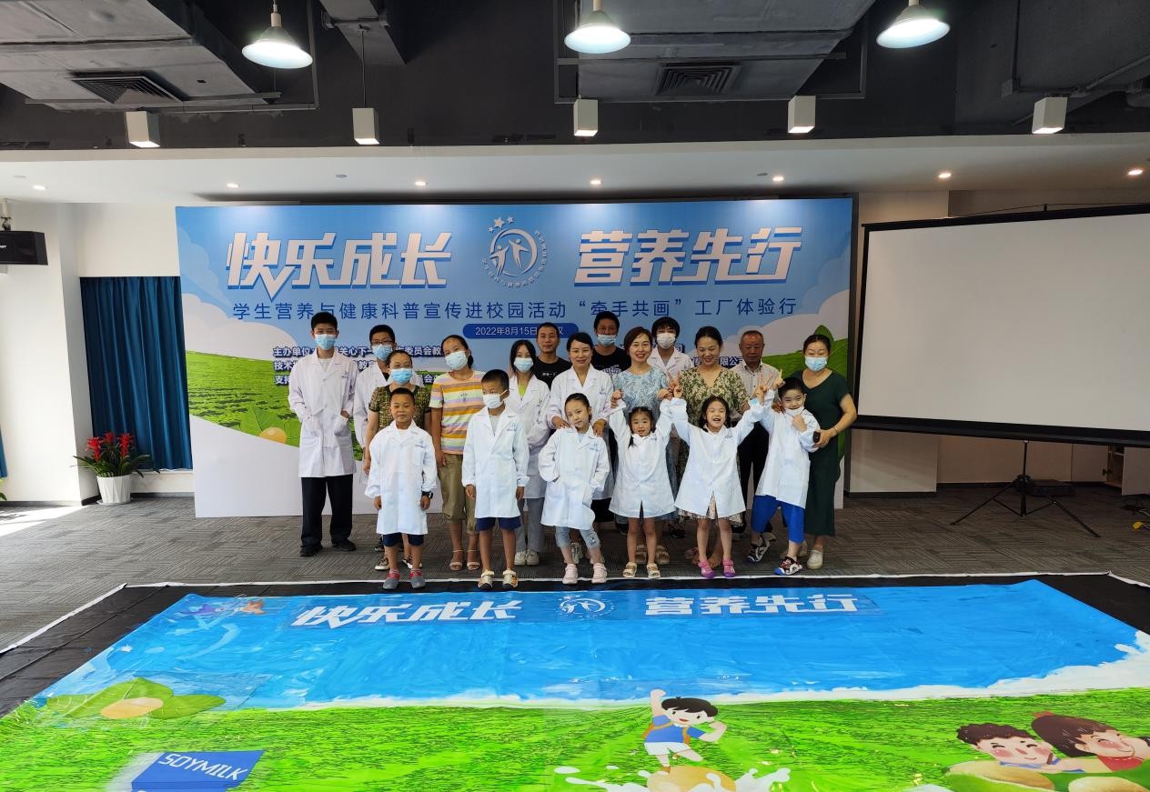 (配图:“小画家”们共绘健康中国的美丽画卷)