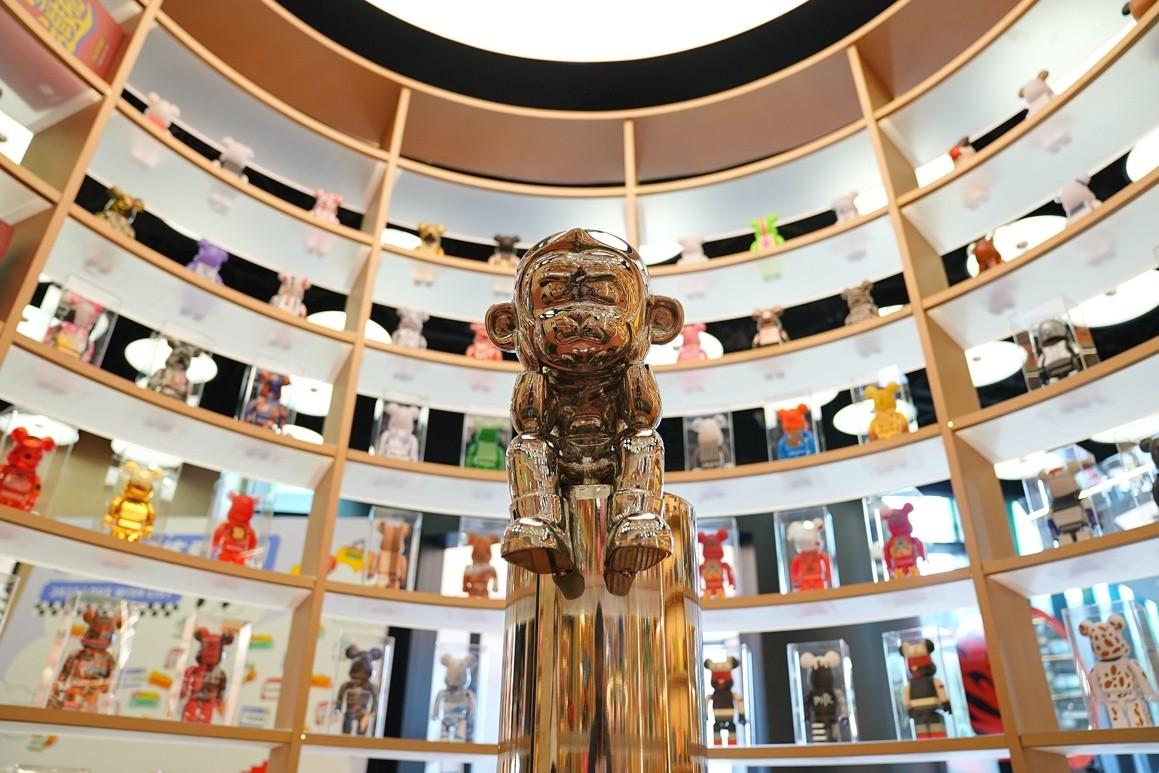 (胖虎北京三里屯旗舰店内,潮玩区域)