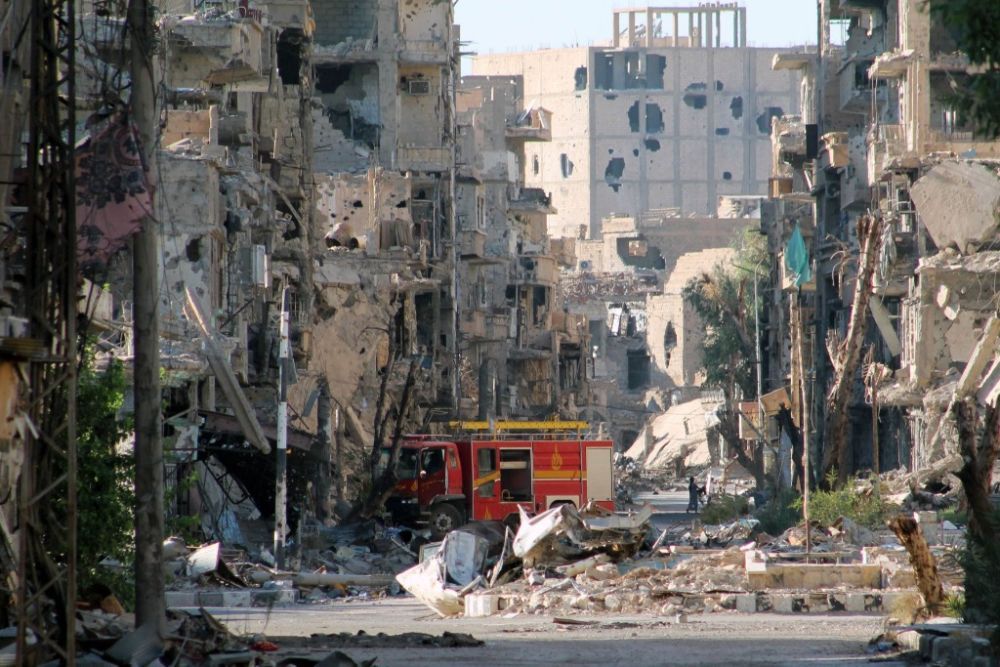 图为饱受战争创伤的叙利亚东部城镇代尔祖尔，摄于2013年9月10日。图片来源：新华社/法新