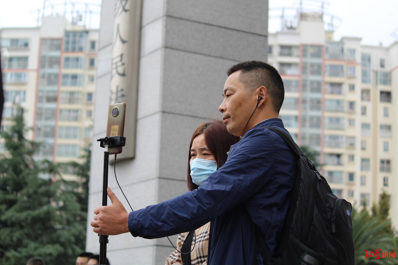 ↑9月20日上午，李胜佳耦早早离开云南省高院，等待本案二审宣判