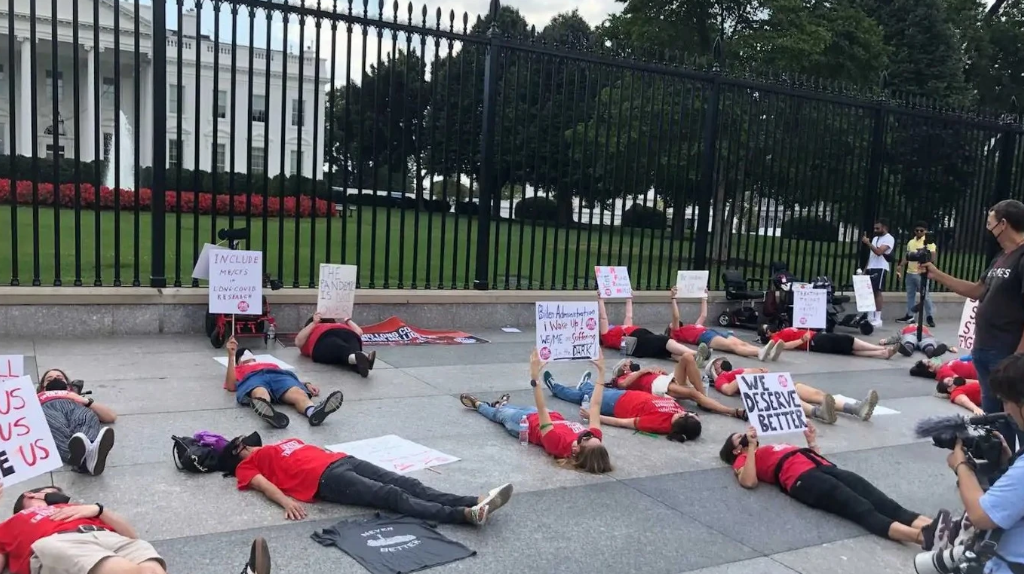 美国“长新冠”患者躺在白宫外抗议（图：《国会山报》取自抗议民众）
