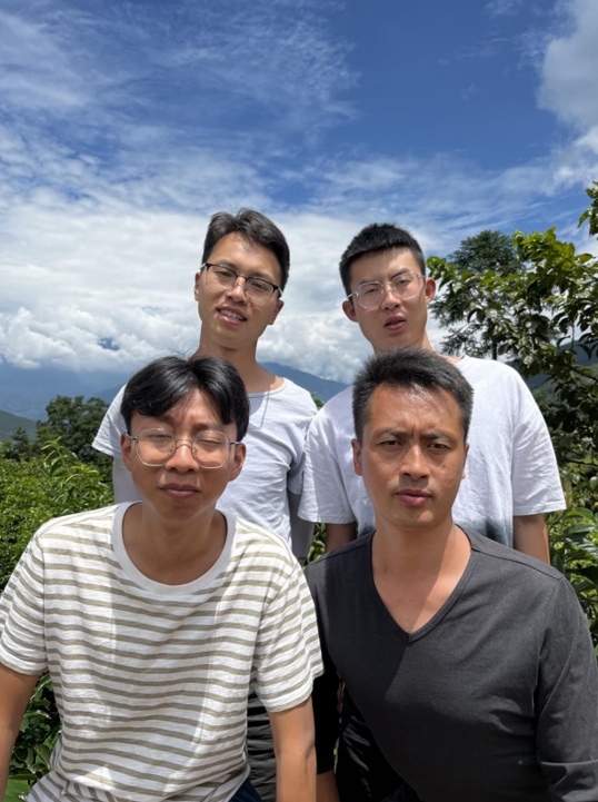 王杰(后排左一)与他的团队伙伴