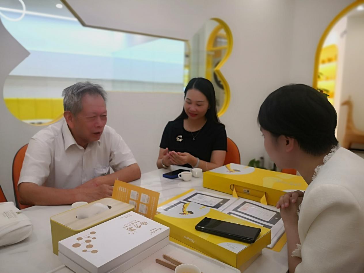 品牌创始人侯博士,跟陈老讲解【成长状元】产品及科学身高管理体系