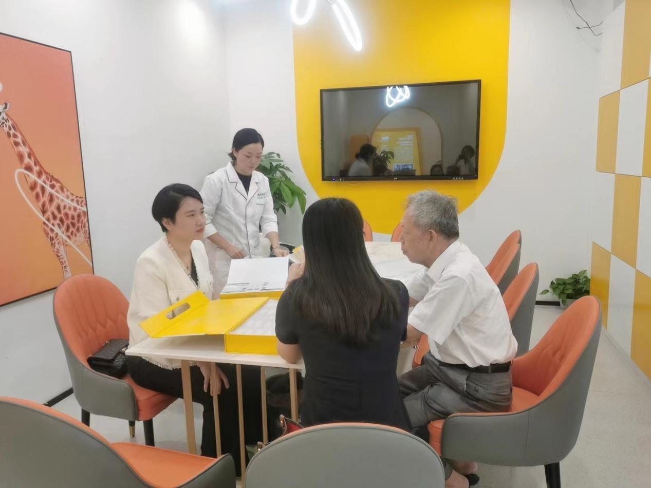 陈老(右一)与侯博士(左一)交流探讨