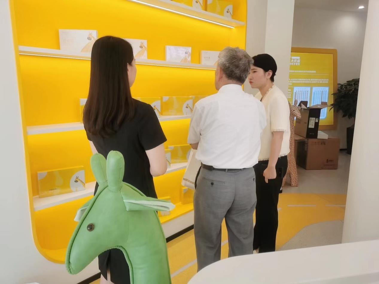 陈老在侯博士的陪同下,参观厦门中心店