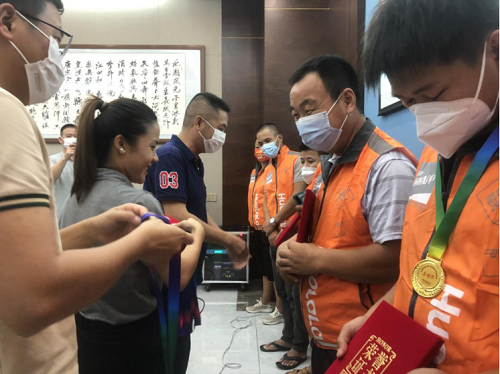 (图为现场为“抗疫先锋”司机颁奖 )