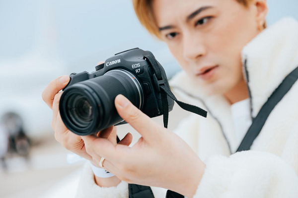 (图为李宁机场大秀现场,达人体验佳能EOS R7/R10)
