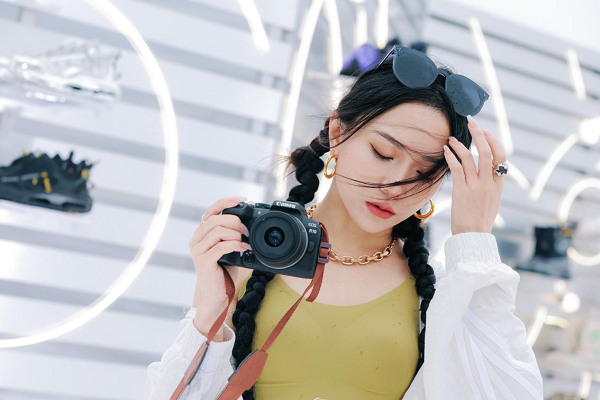 (图为李宁机场大秀现场,达人体验佳能EOS R7/R10)