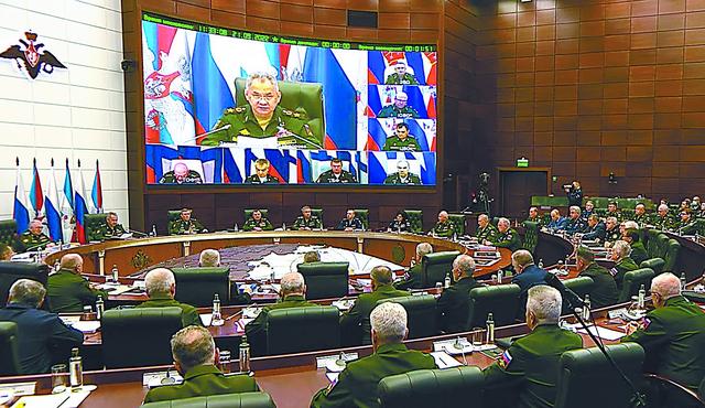 图片说明：21日，俄国防部长绍伊古在国防部会议上部署实施总统普京当天宣布的部分动员令。（视觉中国）