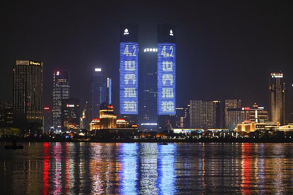 △2022年4月2日,南昌紅谷灘區的高樓點亮藍燈。