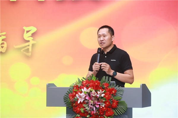 图:鸿合科技高级副总裁龙旭东介绍公司发展情况
