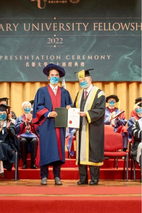 图 1港大名誉大学院士颁授典礼 郑志刚受衔现场(图源:郑志刚微博)
