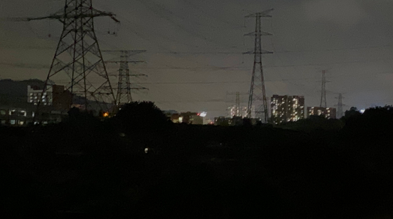 1KM的距离-上图:某品牌 下图:三旺通信