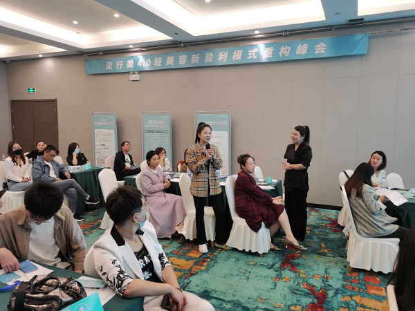 (与会客户分享互动)