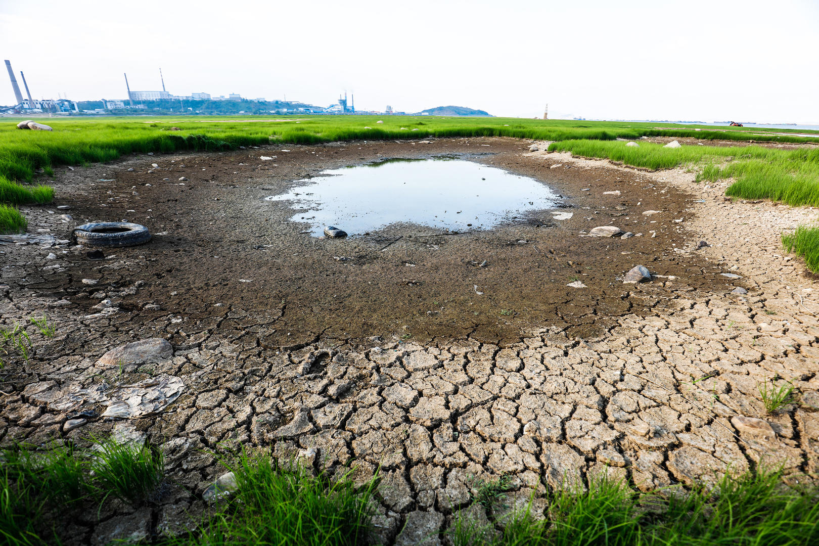 ↑2022年9月6日,进入极枯水期的鄱阳湖蛤蟆石水域,河床龟裂,严重干旱导致湖区持续“缩水”。图据视觉中国