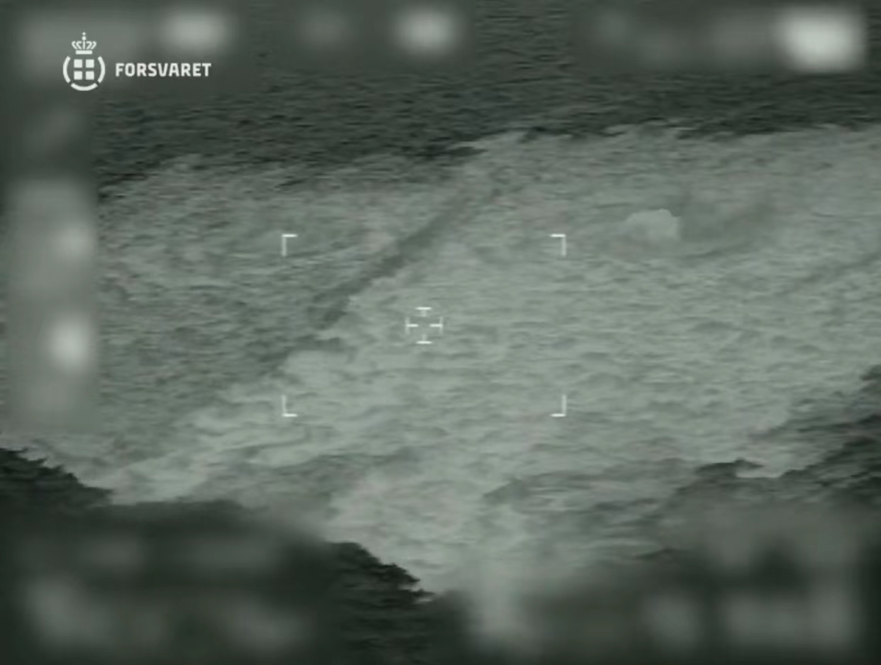 由丹麦军队拍摄的泄漏处海面情况。（图源：社交媒体）
