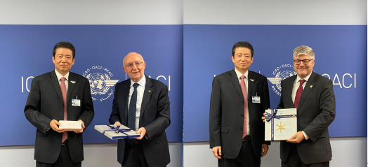 民航局副局长崔晓峰向国际民航组织理事会主席夏基塔诺(左)、国际民航组织秘书长萨拉萨尔(右)赠送礼物。