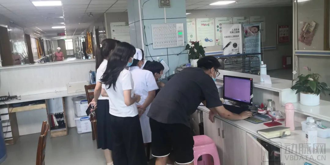 华卓科技专项小组深入各个科室开展培训
