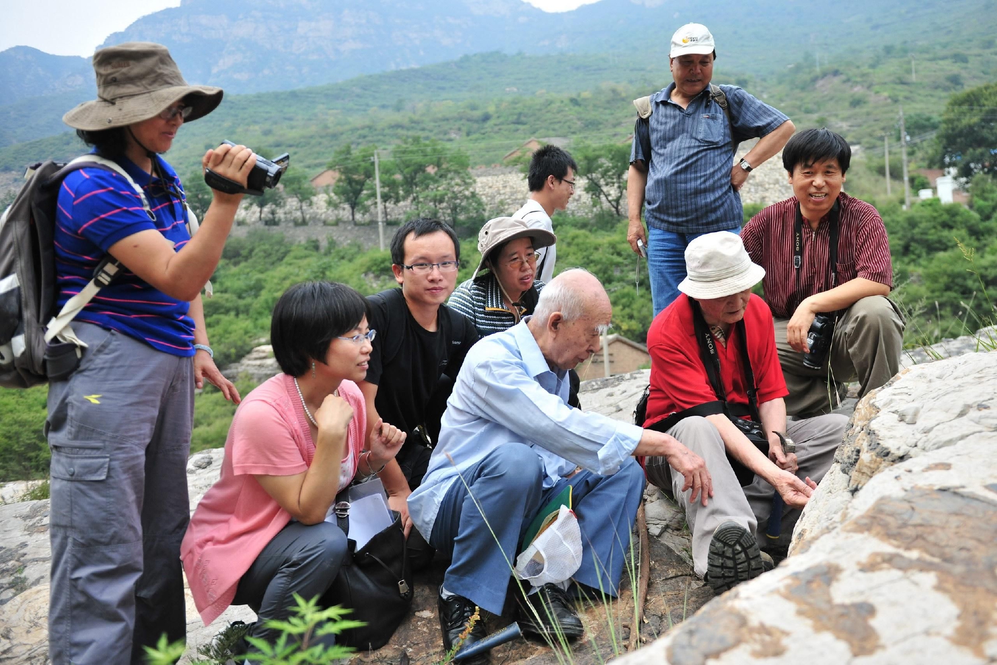 2011年9月3日,冯增昭(前排身穿蓝色衬衫者)等人为《古地理学报》的一篇文章野外审稿。图/郑秀娟