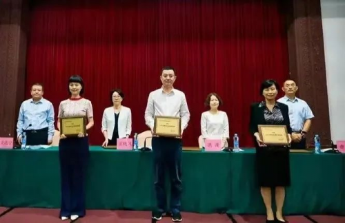 煌上煌董事长 褚浚(图中)