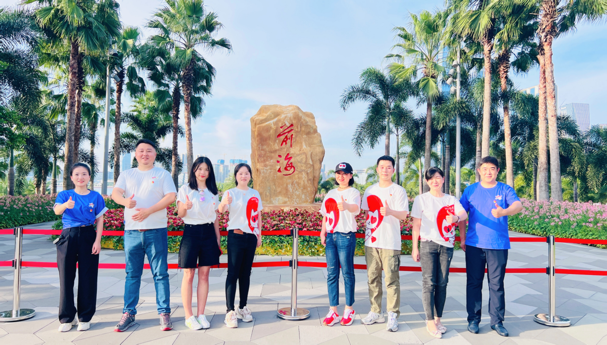 (图:爱聊科技党员与前海石合影)