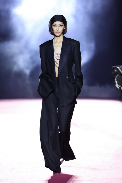 (模特佩戴阮仕珍珠“女王的花园”系列产品)