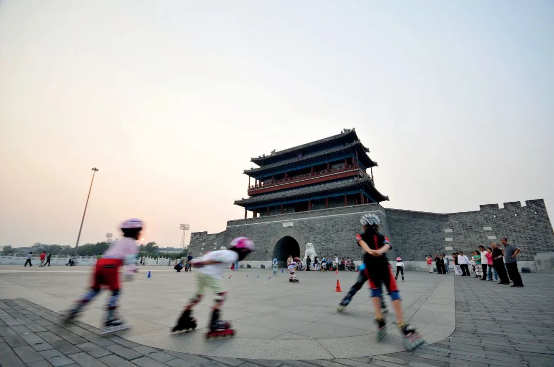 在永定门周边锻炼的小朋友。图/视觉中国