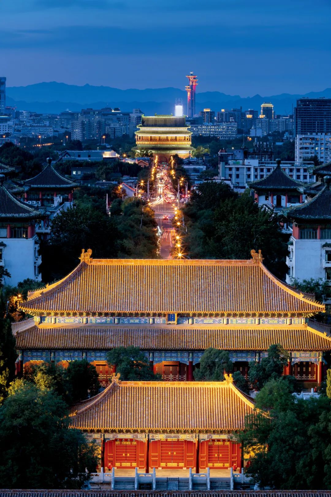 从景山望向鼓楼。近处为景山公园寿皇殿。