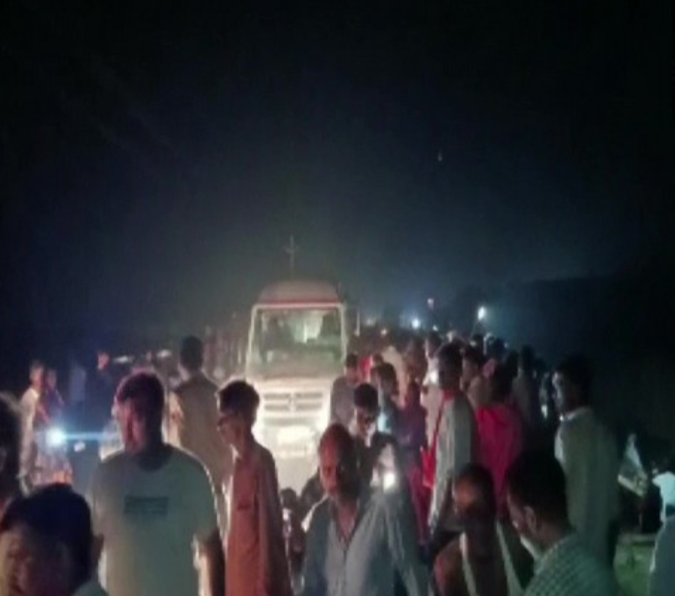 印度一辆拖拉机落水至少27人死亡 车上乘客超过50人