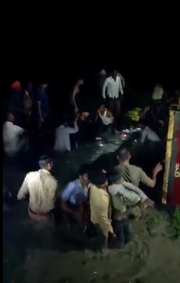 印度一辆拖拉机落水至少27人死亡 车上乘客超过50人