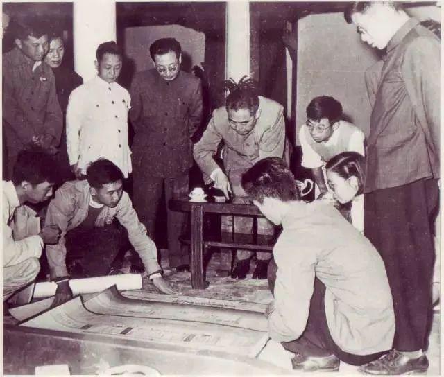冯钟平和同学们在中南海向周恩来总理汇报设计方案(资料图)