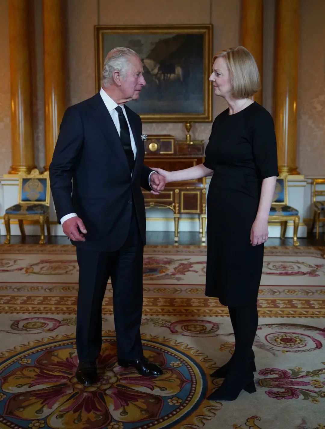 英国国王查尔斯三世(左)和英国首相特拉斯(右)图片来源:视觉中国